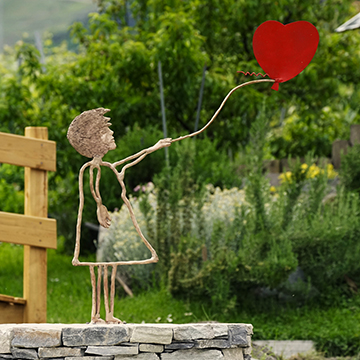 girl with hart balloon